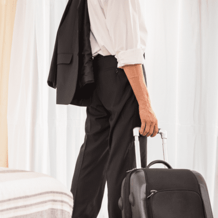 Inglês para viagem: frases essenciais para se virar do aeroporto às compras